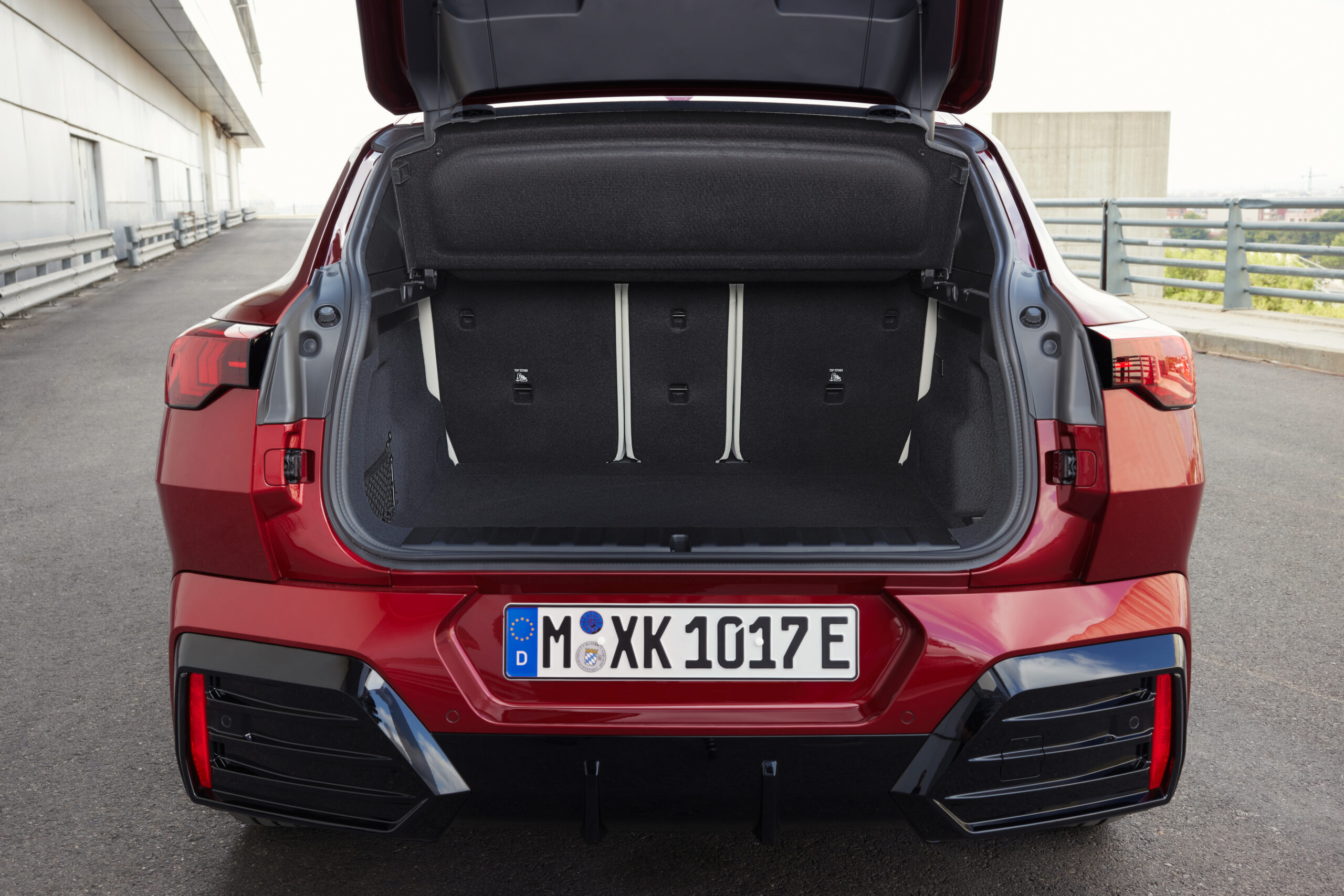 
								BMW iX2 full									
