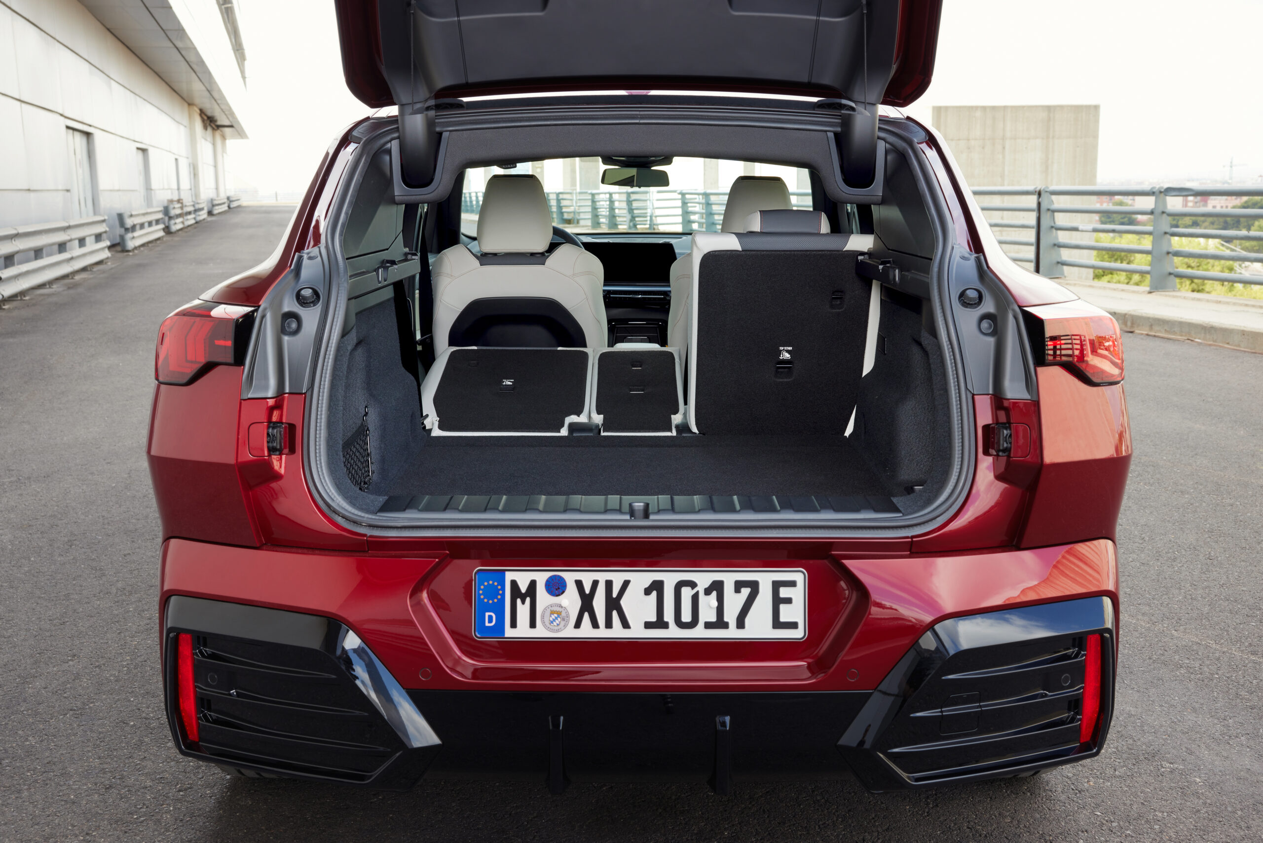 
								BMW iX2 full									