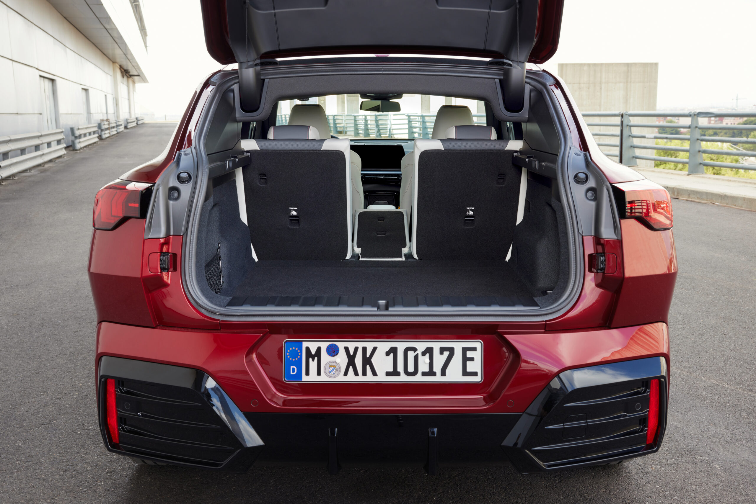 
								BMW iX2 full									