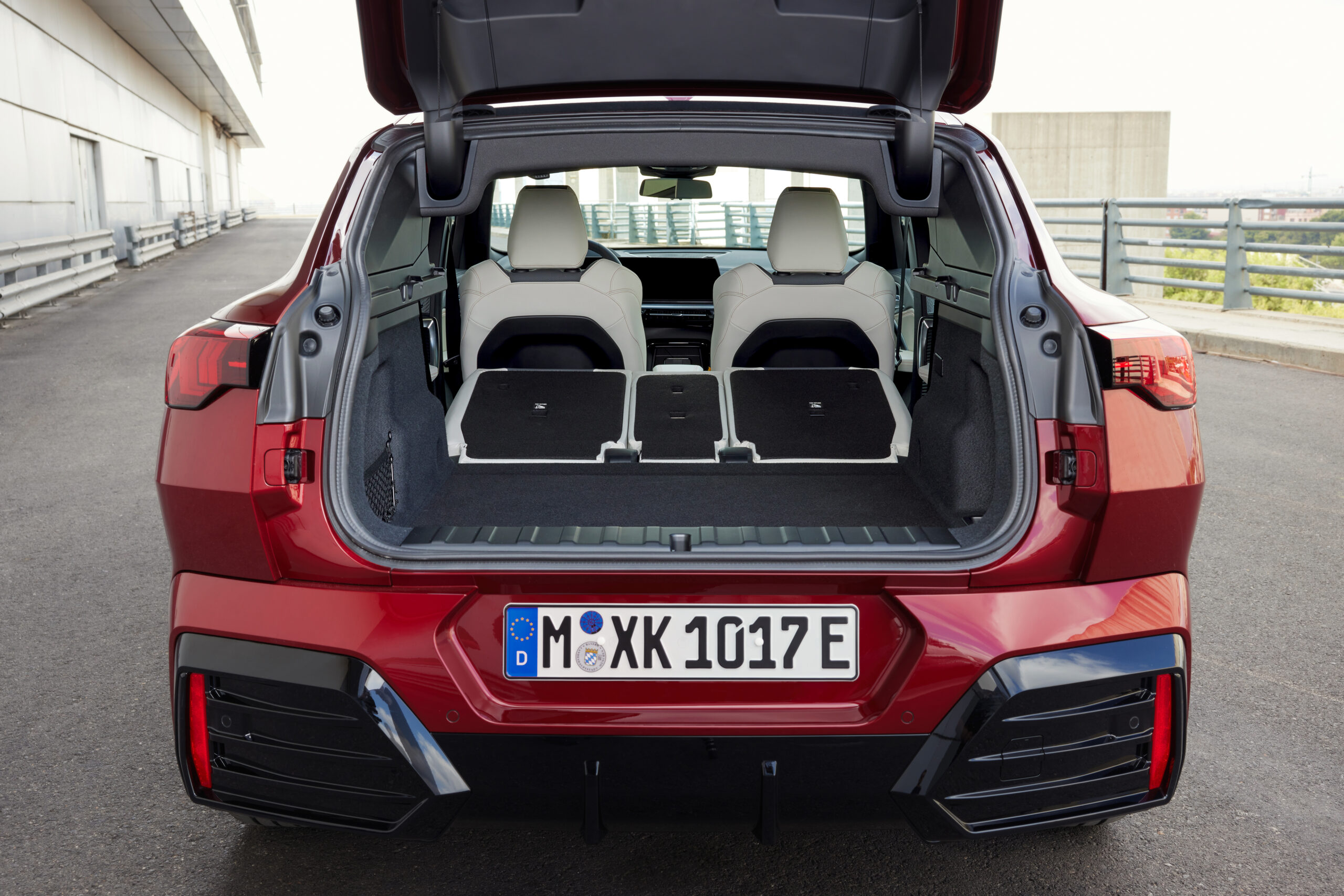 
								BMW iX2 full									