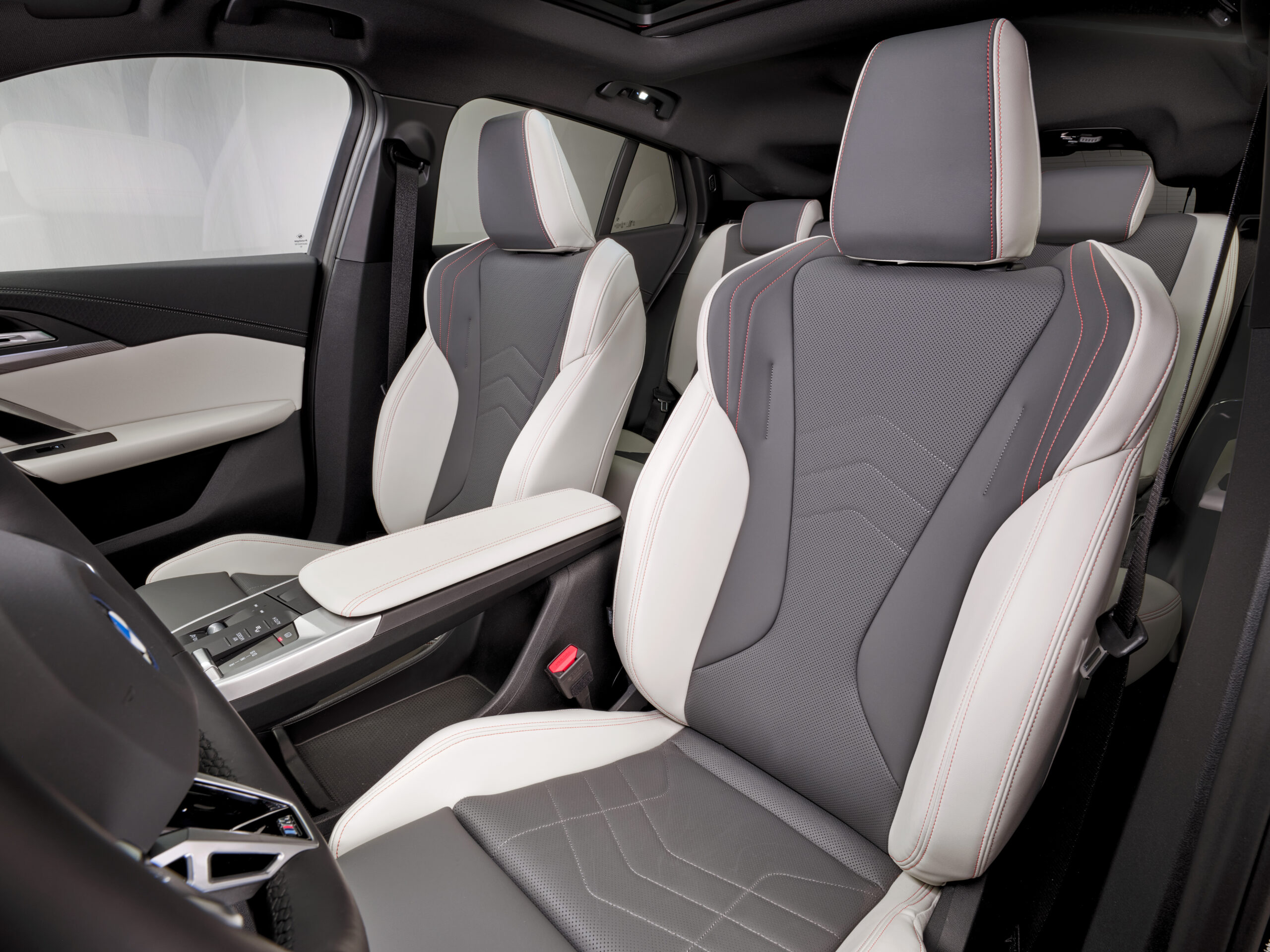 
								BMW iX2 full									