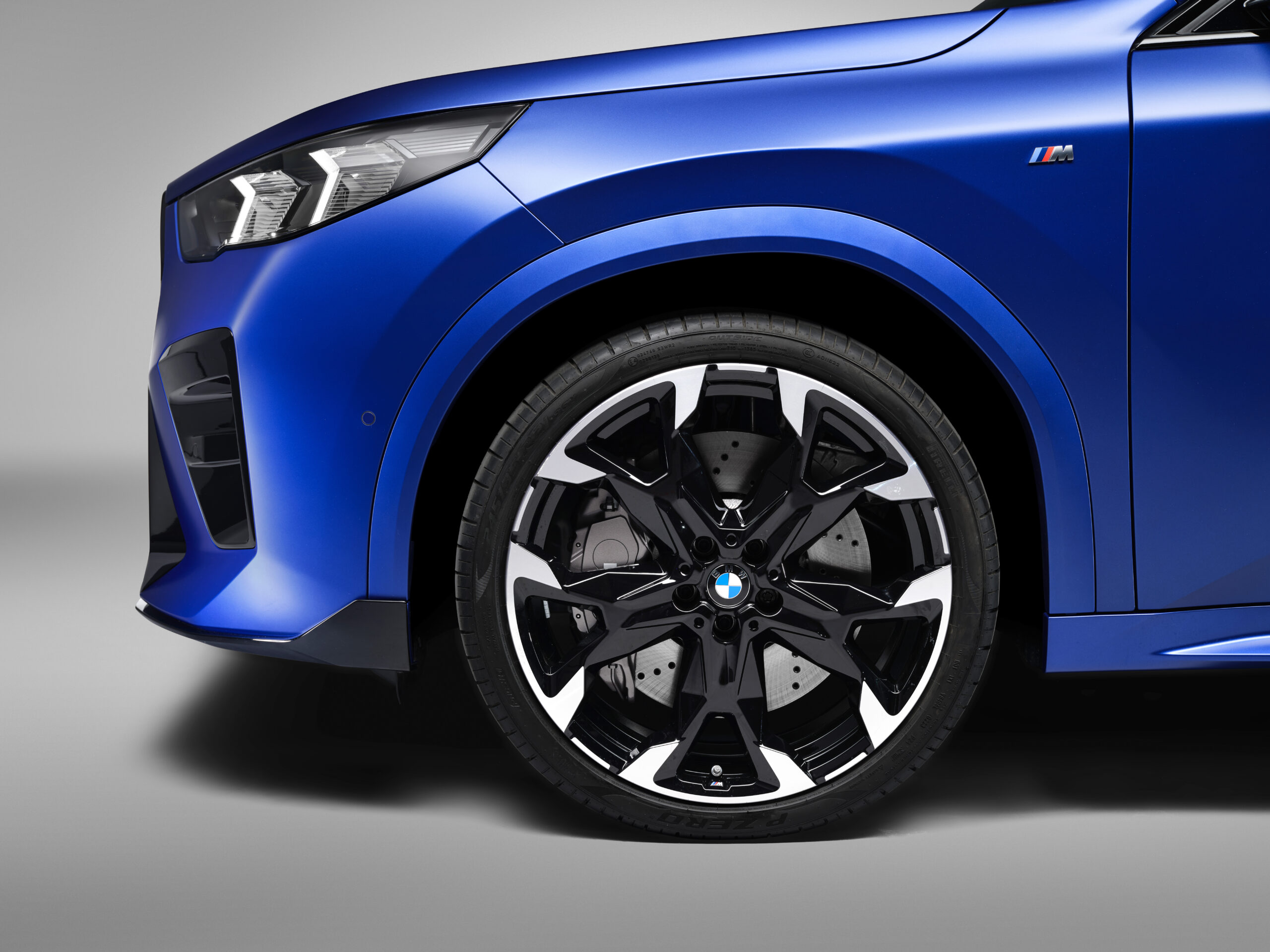 
								BMW iX2 2 full									