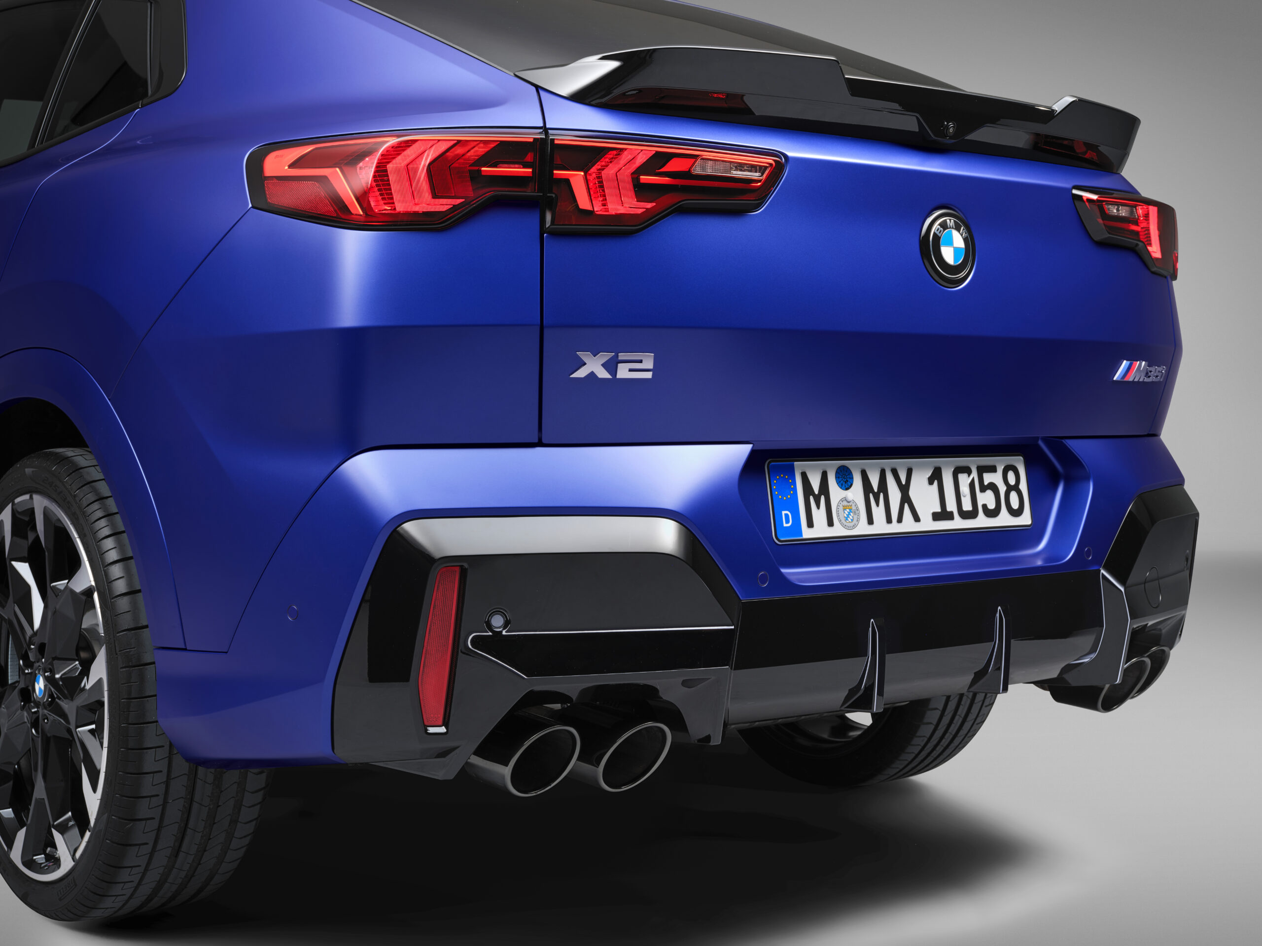 
								BMW iX2 2 full									