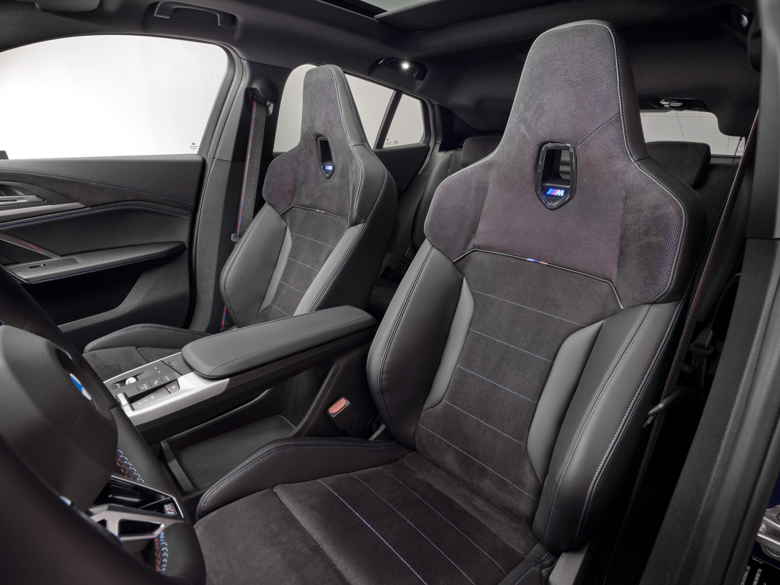 
								BMW iX2 2 full									