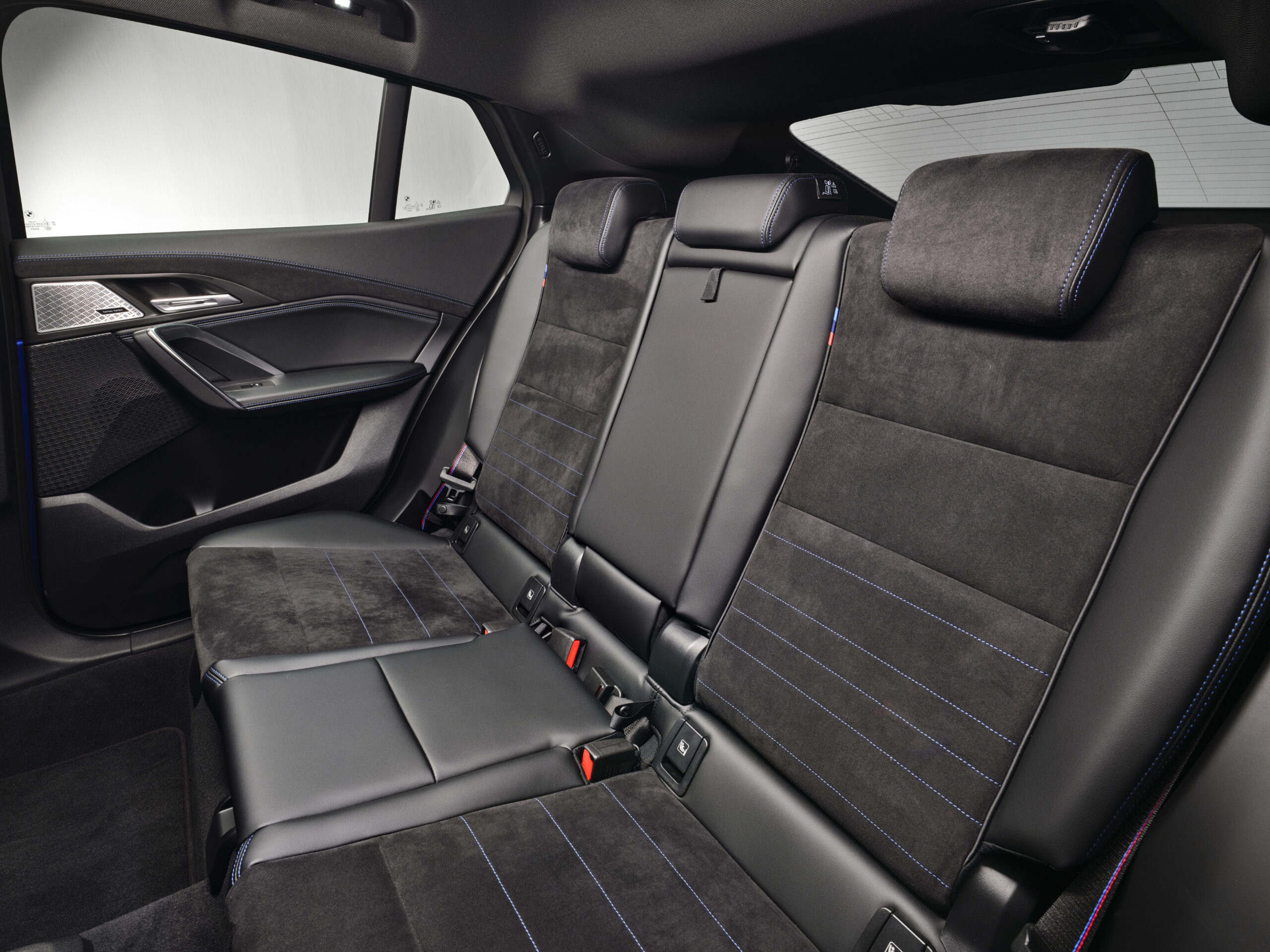 
								BMW iX2 2 full									