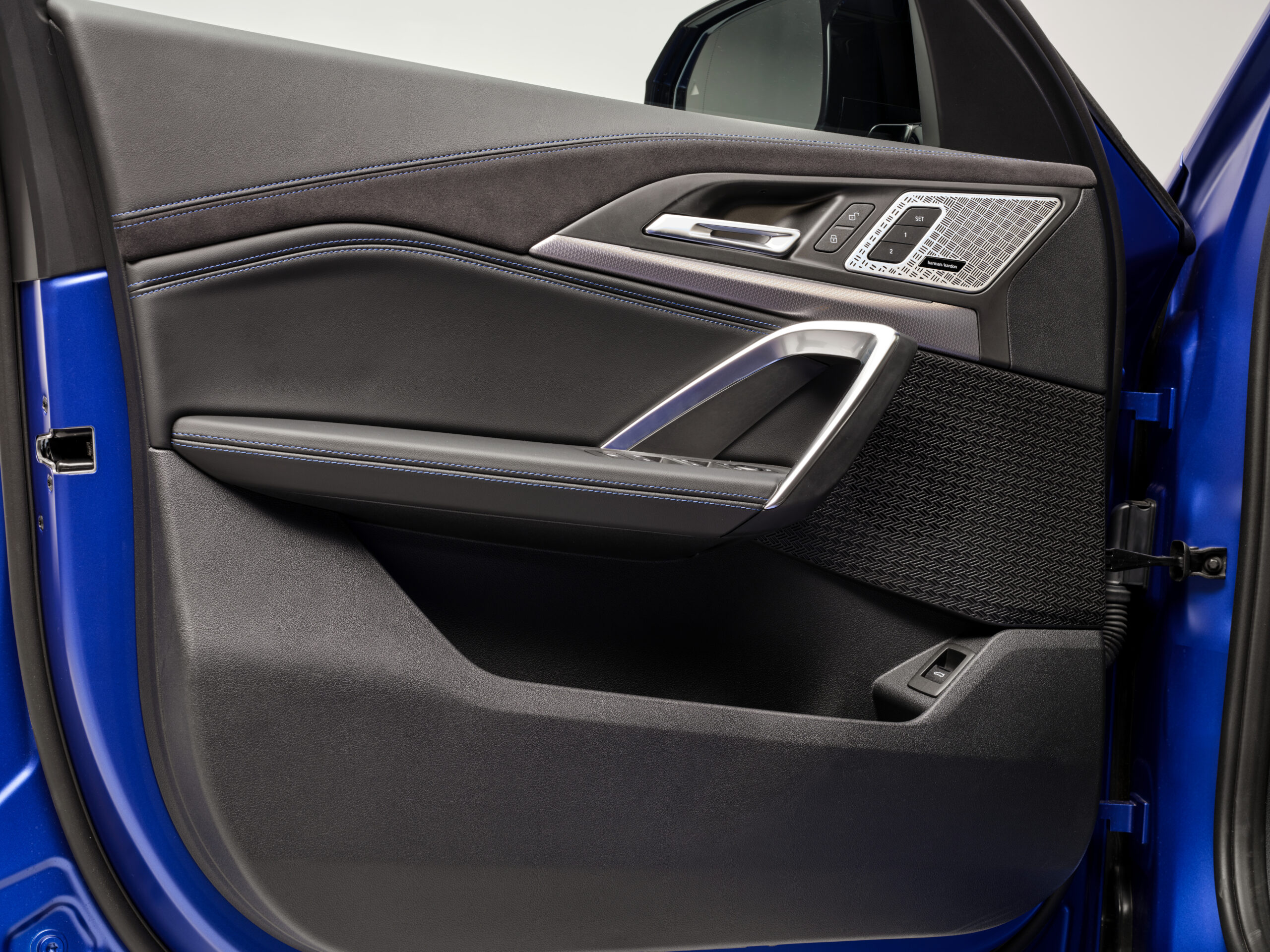 
								BMW iX2 2 full									